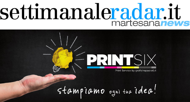 Mano che tiene una lampadina di carta e logo PrintSix, con lo slogan Stampiamo ogni tua idea